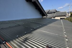 【静岡市で雹害発生】テラス屋根ポリカ波板に穴…火災保険で修理できる可能性があります｜現地調査レポート